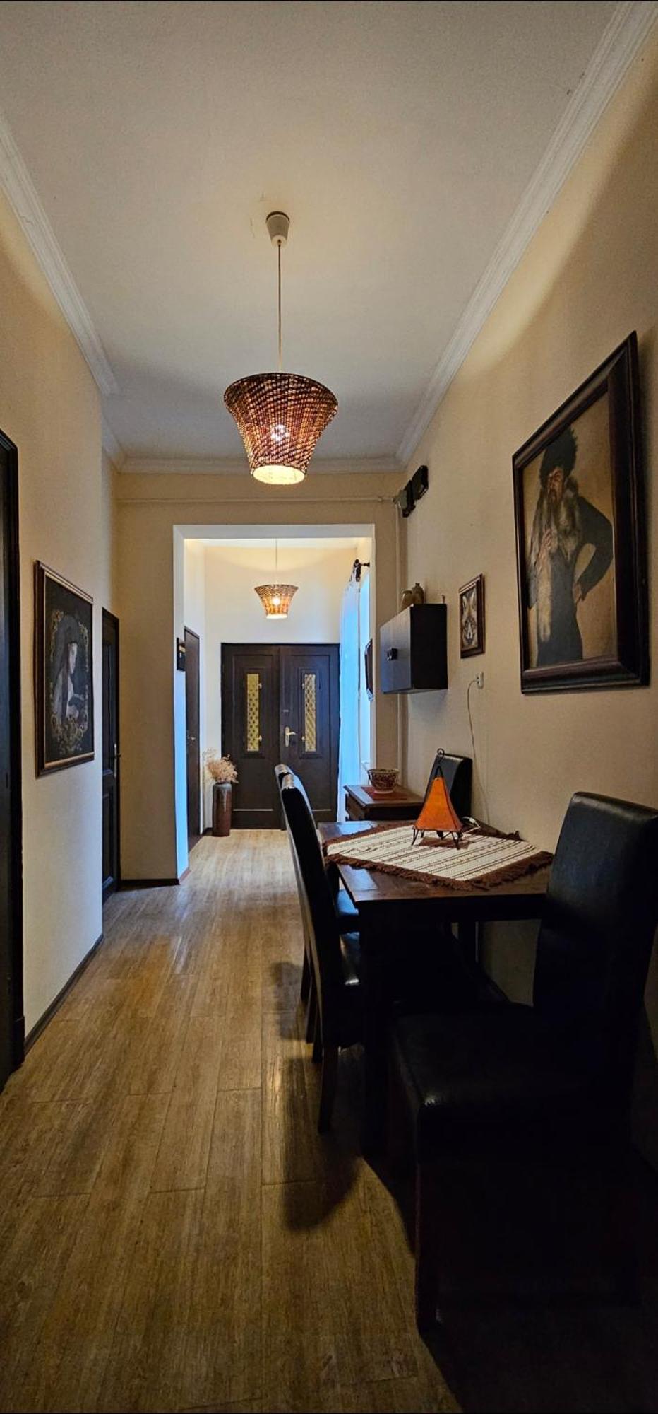 Apartment Artist *