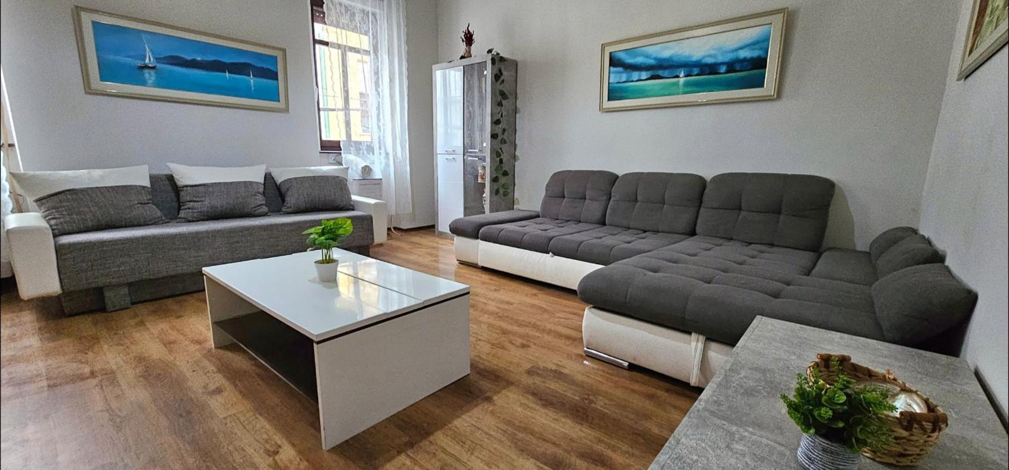 Apartment Artist *